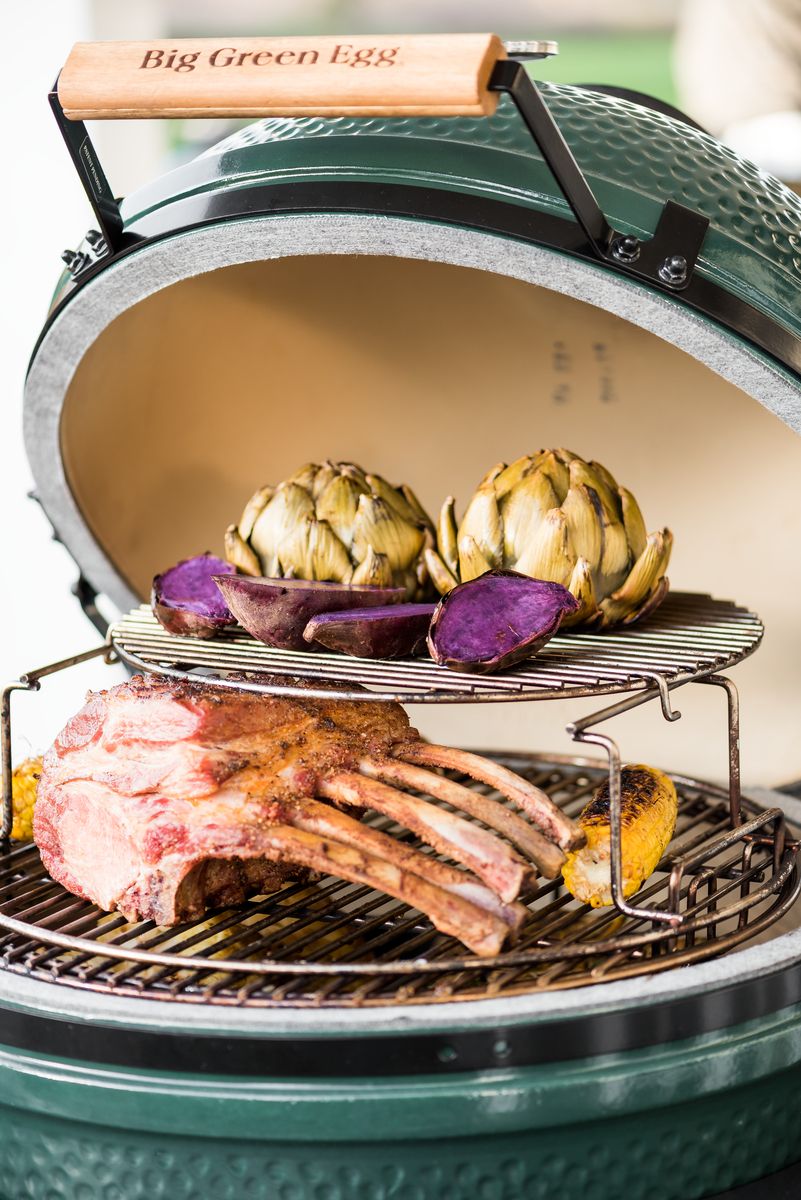 Quelle_Big_Green_Egg_Meat_on_Egg.jpg